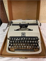 Vintage Underwood manual typewriter in case