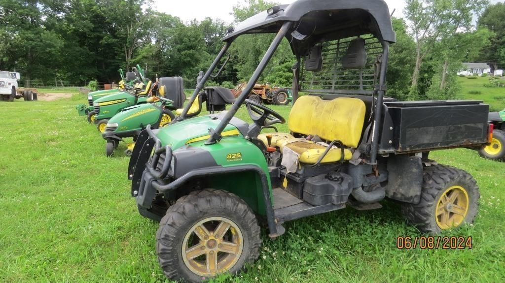 (2016) John Deere 825 Gator