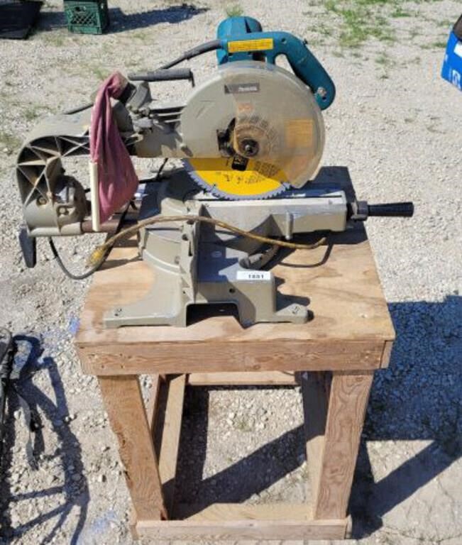 MAKITA 12 IN MITER SAW ON ROLLING TABLE