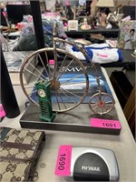 METAL BICYCLE DECOR AND A HEAVY LITTLE MINI CLOCK