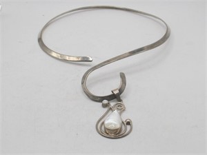 SILVER COLLAR & PENDANT MOTHER OF PEARL