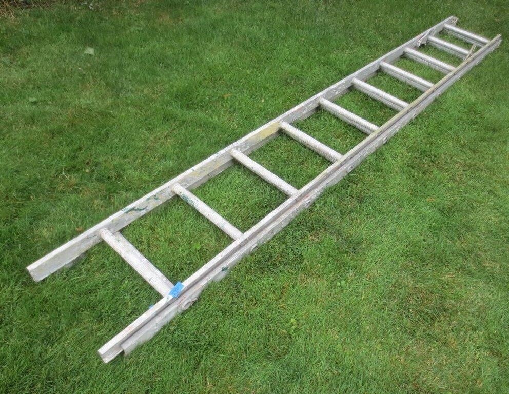 Aluminum extension ladder