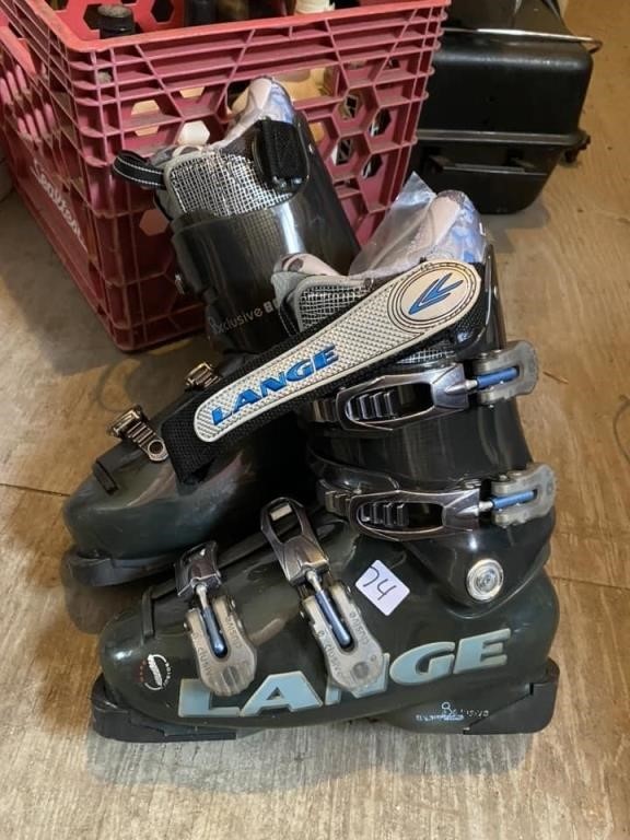 SKI BOOTS