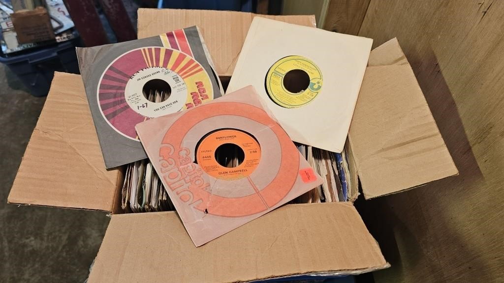 Very small box of misc record albums 45rpm