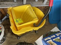 MOP BUCKET WITH RINGER