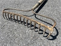 14 Tine Stone Rake w/Wooden Handle