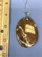 Beautiful agate pendant on chain           (g 22)