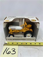 ERTL International Cub 1964-1976 1/16 Scale #653