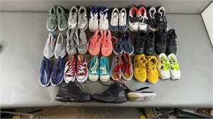 18 Pairs Of Kids Sneakers w/ Jordan Retros