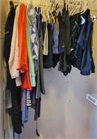 T - MIXED LOT OF CLOTHING (M33)