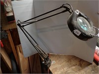 Adjustable magnifying lamp