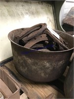 CAST IRON POT OF HORSESHOES