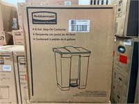 Rubbermaid FG614300RED 8 gallon step on container
