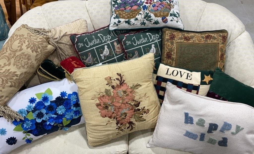 Holiday & Decorative Thrown Pillows