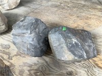 Deux pierres décoratives
