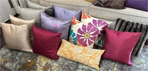 V - LARGE LOT OF ACCENT PILLOWS (D42)