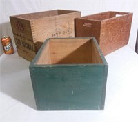 3 boîtes en bois avec lettrage