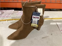 BROWN UNIVERSAL THREAD SIZE 7 1/2 BOOTS