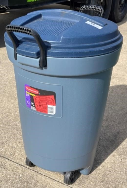2 Rubbermaid 32 gallon Wheeled Trash Cans - Sherwood Auctions