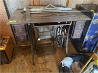 Singer sewing machine/ table