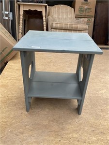 Wooden end table 18 1/2”x16”x21”