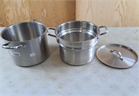 Cooking pot and strainer