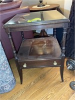 WOODEN END TABLE WITH GLASS TOP APPROX.19 IN X 19