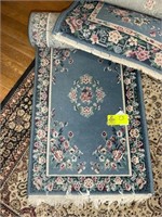ORIENTAL STYLE RUG 4 X 6 FT AND A MATCHING RUNNER