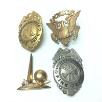 ASSORTMENT OF BROOCHES AND BADGES