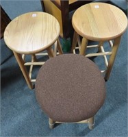 3 BACKLESS STOOLS