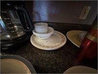 LOT OF CORELLE PLATES, BOWLS AND PYREX