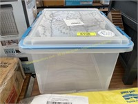 Sterilite 32qt Gasket Box  Storage Bin(crack)