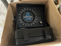 LOWRANCE FISH FINDER