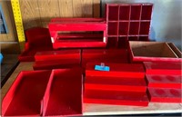 E - LOT OF DISPLAY RISERS & TRAYS (G25)
