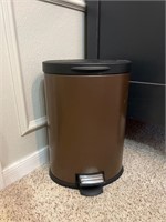 Like new small step trash can