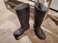 Rubber muck boots
size 6