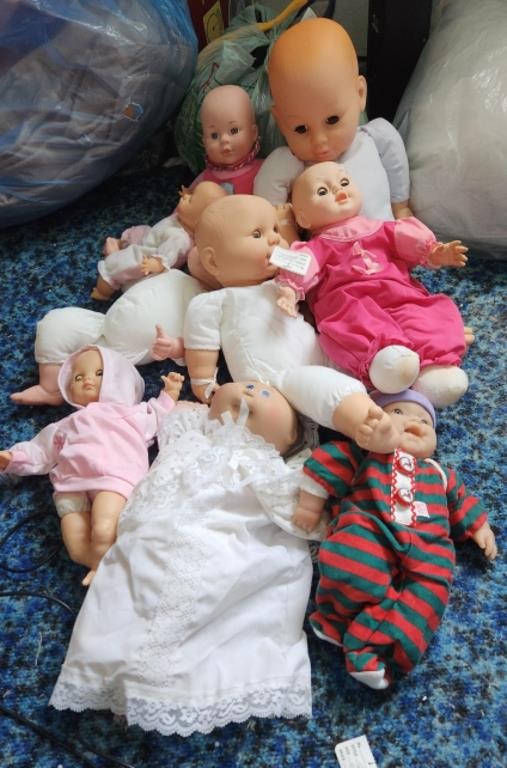Lot of vintage dolls