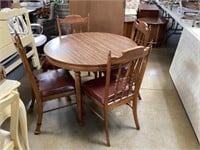 Round Dining Table & (4) Chairs, (2) Leaves