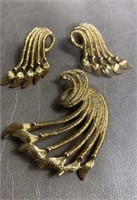 VTG Monet Gold Tone Brooch Pin & Clip on Earrings