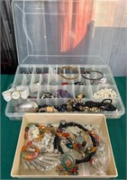 11 - MIXED LOT OF COSTUME JEWELRY (S10)