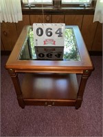 End table with beveled glass top, 22x21X26