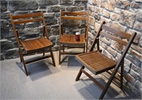 3 chaises pliantes, en bois