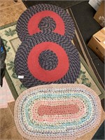 Pair of round braided rugs 26’’ diam, oval hand