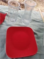 4 Red Dinner Plates and 2 Glass Vases