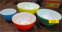 Pyrex 4-Bowl Nesting Set