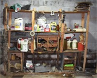 Lot: shelf with grease guns, tractor chains, clevi
