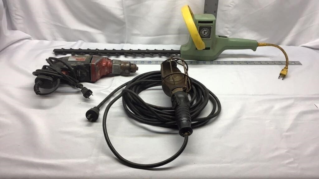 D1) HEDGE TRIMMER, DRILL, UTILITY LIGHT,