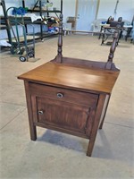 Commode 22"W