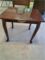 End table 21 x 18 x 21"H