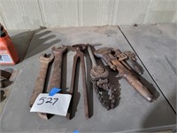 Tongs, wrenches, puller, etc